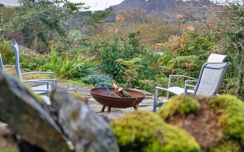Waen Fechan: Meubilair, Buitenmeubels, Struik, Plantengemeenschap, Tuin, Stoel, Buitentafel, Zonlicht, Landscaping, Backyard