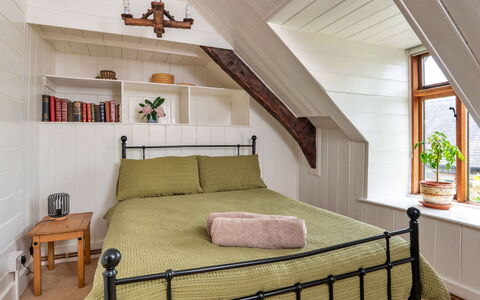 Y Cwtch: Bed, Meubilair, Slaapkamer, Interieur Ontwerp, Muur, Bedding, Flooring, Laken, Hout, Verdieping