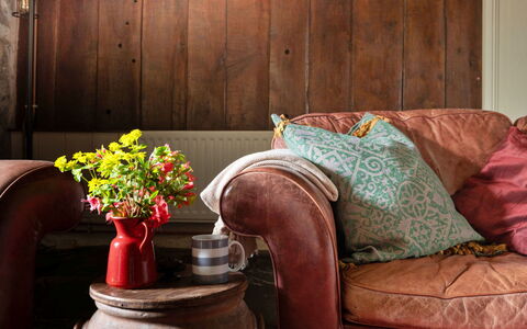 Y Cwtch: Meubilair, Hout, Interieur Ontwerp, Bruin, Woonkamer, Beits, Hardwood, Bankstel, Plank