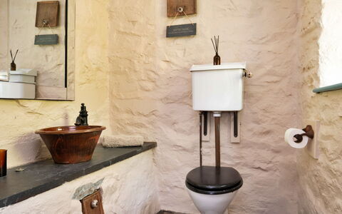 Y Cwtch: Muur, Loodgieterswerkinrichting, Badkamer, Wc Bril, Loodgieter, Toilet, Kraan, Wastafel, Wastafel In De Badkamer