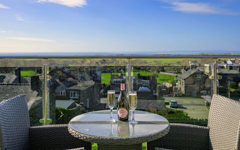 Tan-Y-Foel: Meubilair, Huis, Stoel, Appartement, Keuken En Eettafel, Toevlucht, Koffietafel, Hotel, Balkon, Penthouse