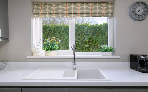 Tan-Y-Foel: Interieur Ontwerp, Keuken, Raambekleding, Countertop, Huis, Venster Behandeling, Cabinetry, Toestel Van De Keuken, Loodgieterswerkinrichting, Kamer