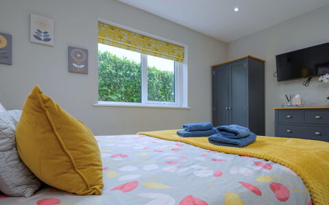 Tan-Y-Foel: Interieur Ontwerp, Meubilair, Slaapkamer, Bed, Laken, Bedding, Linens, Verlichting, Flooring, Verdieping