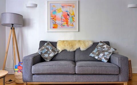 Gorwel: Flooring, Meubilair, Woonkamer, Bankstel, Linens, Kussen Gooien, Houten Vloer, Hardwood, Kussen