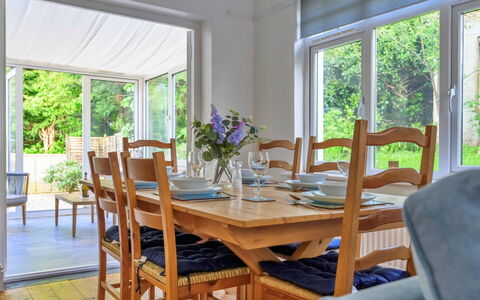 Gorwel: Meubilair, Interieur Ontwerp, Stoel, Flooring, Tafel, Eetkamer, Hout, Verdieping, Keuken En Eettafel, Plafond