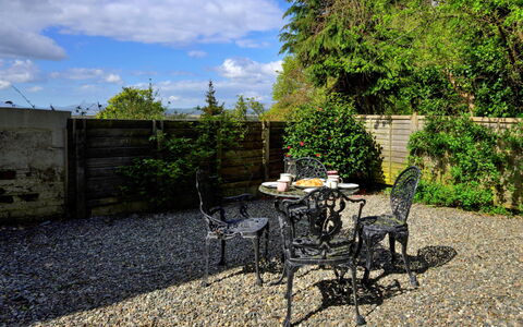 Gorwel: Meubilair, Buitenmeubels, Struik, Buitentafel, Tuin, Stoel, Bloempot, Backyard, Landscaping
