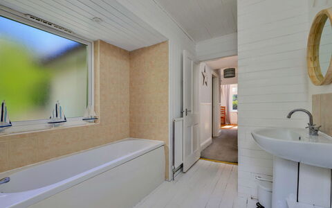 Gorwel: Loodgieterswerkinrichting, Muur, Flooring, Badkamer, Hout, Verdieping, Bad, Kraan, Loodgieter, Plafond