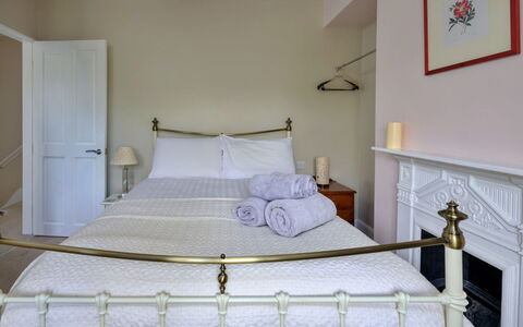 Artro View: Bed, Bedding, Meubilair, Slaapkamer, Interieur Ontwerp, Laken, Muur, Verdieping, Hout, Linens
