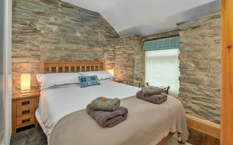 Garreg Ddu: Muur, Flooring, Interieur Ontwerp, Slaapkamer, Hout, Bed, Verdieping, Meubilair, Plafond, Laken