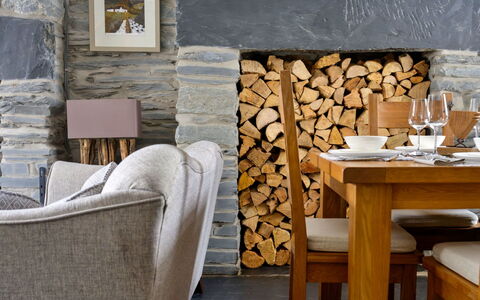 Garreg Ddu: Meubilair, Interieur Ontwerp, Hout, Flooring, Tafel, Stoel, Verlichting, Huis, Woonkamer, Stenen Muur