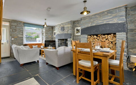Garreg Ddu: Meubilair, Hout, Flooring, Interieur Ontwerp, Plafond, Huis, Verdieping, Stenen Muur, Stoel, Woonkamer