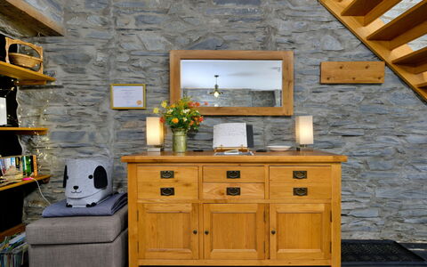 Garreg Ddu: Meubilair, Muur, Interieur Ontwerp, Hout, Flooring, Verdieping, Kamer, Verlichting, Woonkamer, Cabinetry
