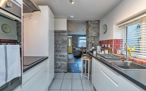Garreg Ddu: Keuken, Countertop, Interieur Ontwerp, Flooring, Toestel Van De Keuken, Major Appliance, Cabinetry, Plafond, Verdieping, Hout
