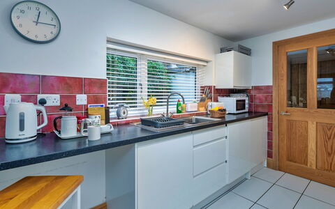 Garreg Ddu: Keuken, Toestel Van De Keuken, Countertop, Major Appliance, Interieur Ontwerp, Flooring, Huishoudapparatuur, Cabinetry, Meubilair, Gootsteen