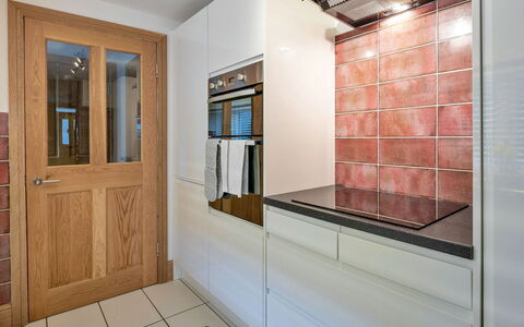 Garreg Ddu: Flooring, Interieur Ontwerp, Muur, Hout, Verdieping, Cabinetry, Countertop, Keuken, Kamer, Meubilair