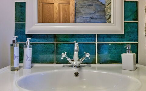 Garreg Ddu: Blauw, Loodgieterswerkinrichting, Kraan, Wastafel, Loodgieter, Tegel, Wastafel In De Badkamer, Glas, Badkamer, Natuurlijk Materiaal
