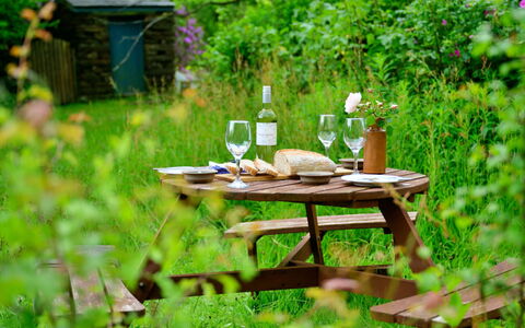Tafarn Trip: Meubilair, Tafel, Buitenmeubels, Zomer, Buitentafel, Tableware, Tuin, Stoel, De Lente, Picknicktafel