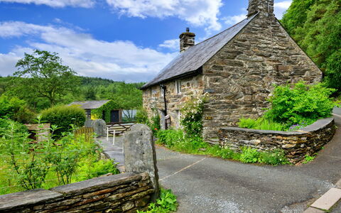 Tafarn Trip: Struik, Huis, Verblijf, Landschap, Stenen Muur, Landelijk Gebied, Groundcover, De Lente, Dorp