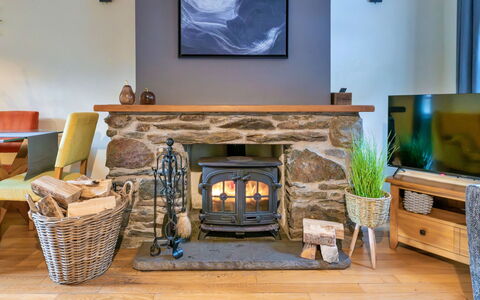 Riverstone Cottage: Meubilair, Interieur Ontwerp, Flooring, Haard, Hout, Kamer, Plafond, Woonkamer, Verdieping, Tafel
