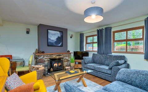 Riverstone Cottage: Meubilair, Interieur Ontwerp, Bankstel, Flooring, Woonkamer, Verdieping, Huis, Plafond, Tafel