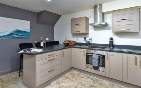 Riverstone Cottage: Keuken, Countertop, Toestel Van De Keuken, Major Appliance, Interieur Ontwerp, Cabinetry, Flooring, Meubilair, Hout, Verdieping