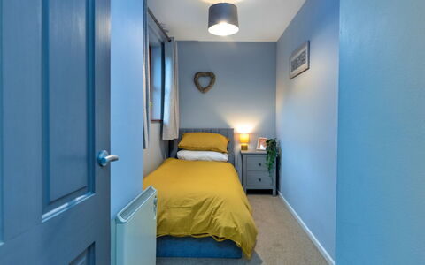 Riverstone Cottage: Blauw, Meubilair, Slaapkamer, Muur, Bed, Interieur Ontwerp, Verdieping, Laken, Hout, Bedding