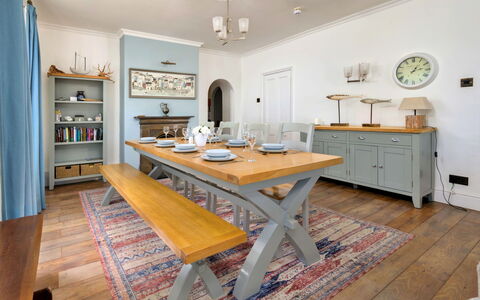 Gwynle: Meubilair, Interieur Ontwerp, Flooring, Hout, Tafel, Verdieping, Keuken En Eettafel, Eetkamer, Stoel, Kamer