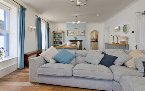 Gwynle: Meubilair, Interieur Ontwerp, Bankstel, Flooring, Verdieping, Hout, Plafond, Woonkamer, Kamer, Huis
