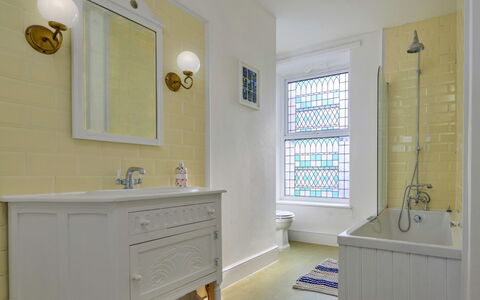 Gwynle: Interieur Ontwerp, Flooring, Muur, Badkamer, Loodgieterswerkinrichting, Verdieping, Plafond, Badkamerkast, Kraan, Loodgieter