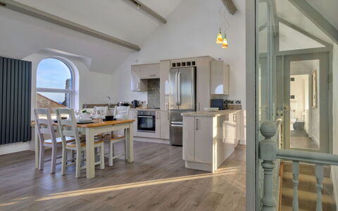 Gwynle: Meubilair, Flooring, Interieur Ontwerp, Hout, Verdieping, Plafond, Keuken, Houten Vloer, Countertop, Verlichting