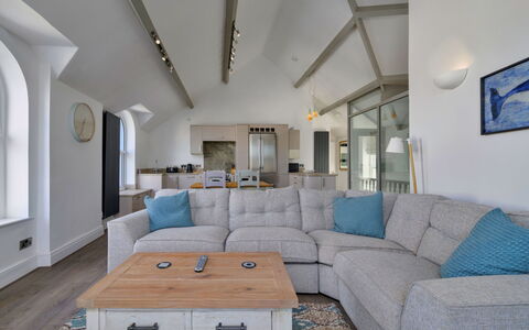 Gwynle: Meubilair, Interieur Ontwerp, Bankstel, Flooring, Verdieping, Huis, Plafond, Woonkamer, Appartement