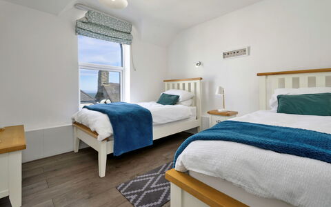 Gwynle: Slaapkamer, Bed, Hout, Laken, Meubilair, Bedding, Huis, Bed Frame, Verdieping, Appartement
