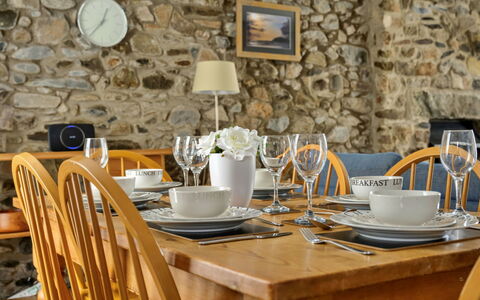 Awel Y Mor: Meubilair, Tableware, Tafel, Serveware, Interieur Ontwerp, Textiel, Keuken En Eettafel, Dishware, Eetkamer, Stoel
