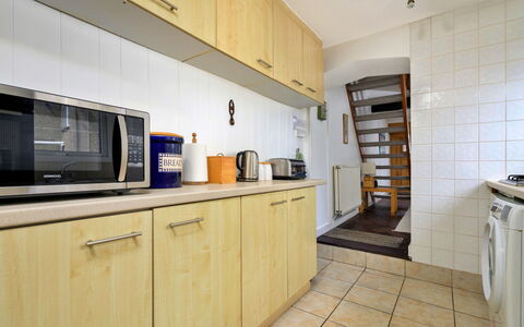 Awel Y Mor: Flooring, Keuken, Verdieping, Major Appliance, Interieur Ontwerp, Toestel Van De Keuken, Countertop, Kamer, Plafond, Meubilair