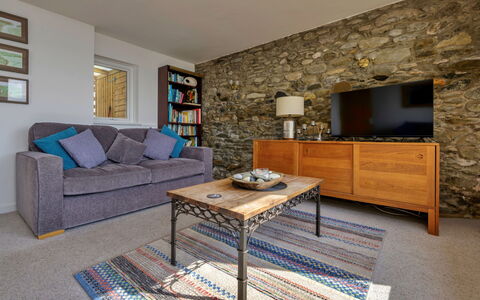Awel Y Mor: Meubilair, Flooring, Bankstel, Interieur Ontwerp, Hout, Verdieping, Woonkamer, Kamer, Tafel
