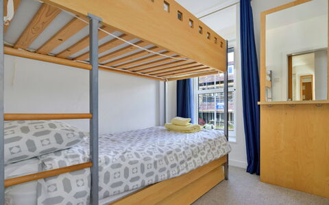 Awel Y Mor: Hout, Interieur Ontwerp, Flooring, Stapelbed, Verdieping, Bed, Slaapkamer, Appartement, Meubilair, Bed Frame