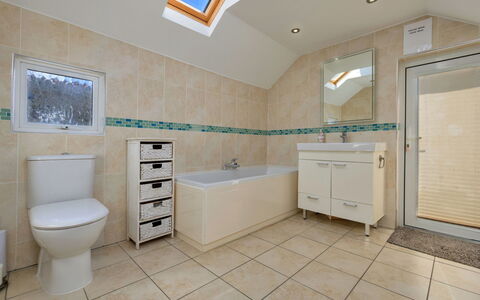 Awel Y Mor: Flooring, Loodgieterswerkinrichting, Verdieping, Interieur Ontwerp, Wastafel, Badkamer, Plafond, Kraan, Tegel, Loodgieter