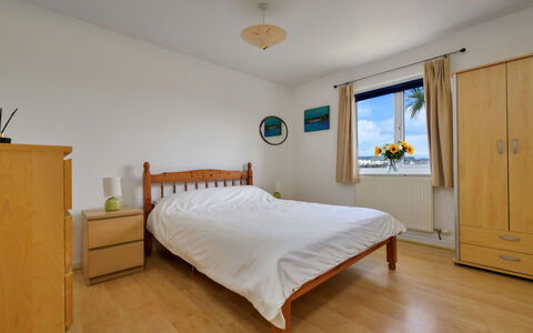 Ty Glan Y Mor: Hout, Bed, Meubilair, Slaapkamer, Interieur Ontwerp, Verdieping, Flooring, Kamer, Bed Frame, Bedding