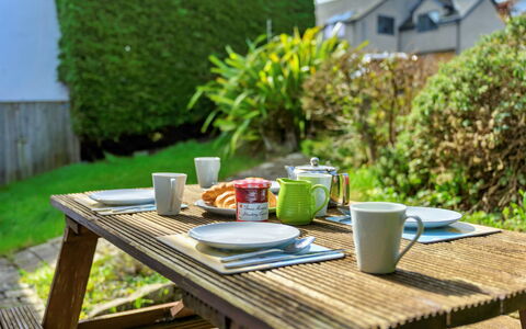 Ty Glan Y Mor: Meubilair, Tableware, Tafel, Serveware, Voedsel, Buitenmeubels, Buitentafel, Dishware, Drinkware, Keuken En Eettafel