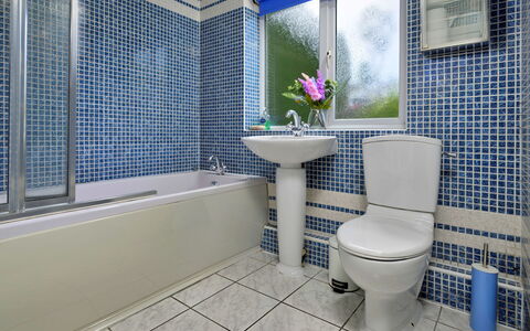Ty Glan Y Mor: Badkamer, Blauw, Loodgieterswerkinrichting, Muur, Wc Bril, Toilet, Flooring, Bad, Verdieping, Interieur Ontwerp