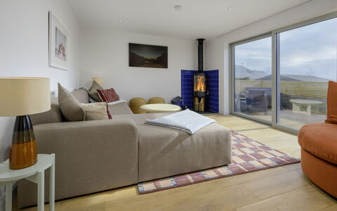 Hampton Coast: Meubilair, Interieur Ontwerp, Flooring, Verdieping, Bankstel, Muur, Kamer, Hout, Plafond, Woonkamer