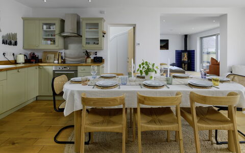 Hampton Coast: Meubilair, Interieur Ontwerp, Flooring, Hout, Stoel, Keuken En Eettafel, Tafel, Plafond, Keuken, Eetkamer