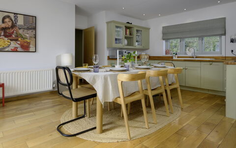 Hampton Coast: Meubilair, Interieur Ontwerp, Flooring, Stoel, Hout, Verdieping, Keuken En Eettafel, Plafond, Tafel, Eetkamer