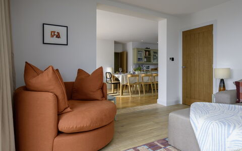 Hampton Coast: Meubilair, Interieur Ontwerp, Verdieping, Flooring, Bankstel, Hout, Kamer, Woonkamer, Houten Vloer, Plafond