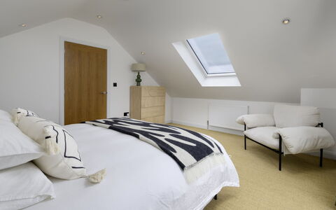 Hampton Coast: Slaapkamer, Bed, Plafond, Interieur Ontwerp, Meubilair, Verlichting, Bedding, Laken, Linens, Flooring
