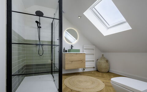Hampton Coast: Interieur Ontwerp, Flooring, Loodgieterswerkinrichting, Verdieping, Plafond, Badkamer, Verlichting, Lichte Inrichting, Loodgieter, Tegel