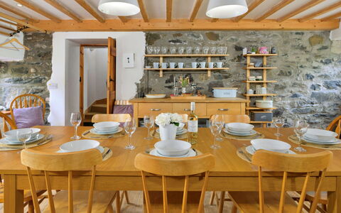 Gladstone: Meubilair, Interieur Ontwerp, Flooring, Hout, Tafel, Stoel, Keuken En Eettafel, Plafond, Eetkamer, Verlichting