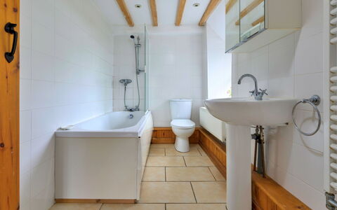 Gladstone: Flooring, Badkamer, Verdieping, Loodgieterswerkinrichting, Interieur Ontwerp, Muur, Hout, Kraan, Loodgieter, Plafond