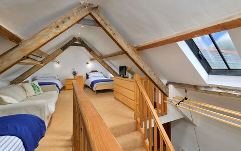 Gladstone: Meubilair, Hout, Interieur Ontwerp, Plafond, Verdieping, Flooring, Kamer, Slaapkamer, Bed, Zolder