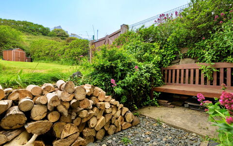 Gladstone: Struik, Tuin, Landschap, Plantengemeenschap, Groundcover, Landscaping, Backyard, Werf, Hek